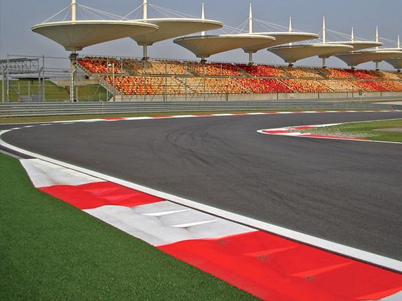 High performance road marking for race tracks