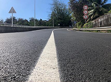 Peinture à l'eau Aquaroute sur route en circulation réglementaire
