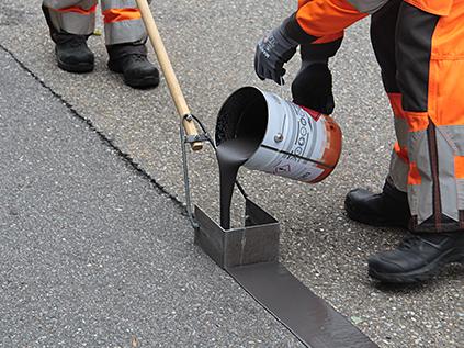 Réparation de fissures sur la route à l'aide de la résine ColdFill™