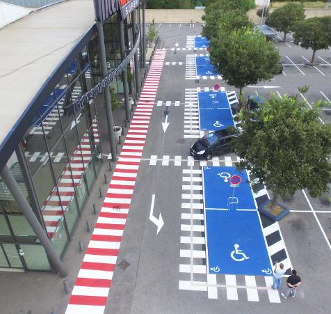 Exemple de couleur d'enduit pour distinguer des zones sur un parking de supermarché