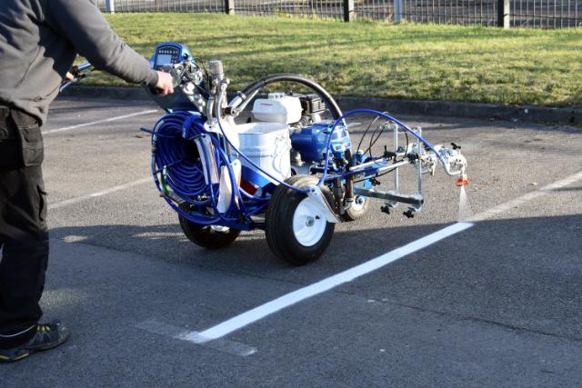 Airless application of HSRoute paint on a car park